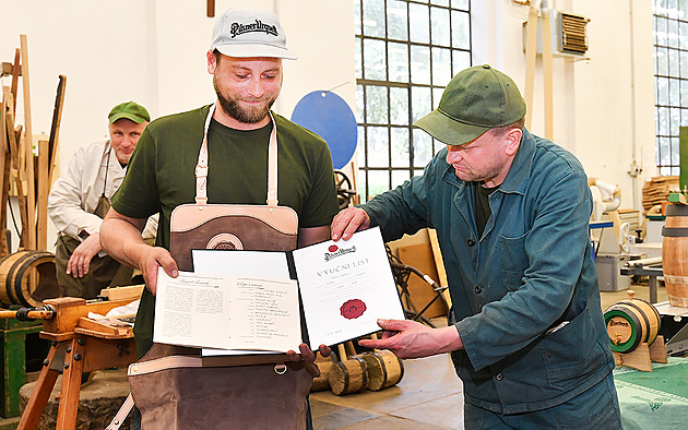 Jan Fencl (vlevo) se stal novým bednáem v Plzeském Prazdroji. Krom výuního...