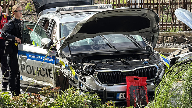 Dramatická nehoda policie v Praze. Auto skončilo na boku, na kola ho vrátili svědci