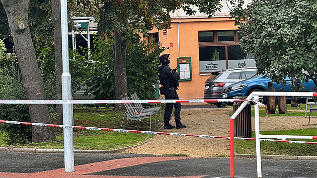 V Krči zasahují policisté i vyjednavač. Muž před nimi utekl na střechu