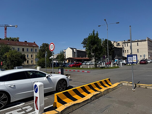 Parkování u Městské nemocnice Ostrava se nově dá předplatit online