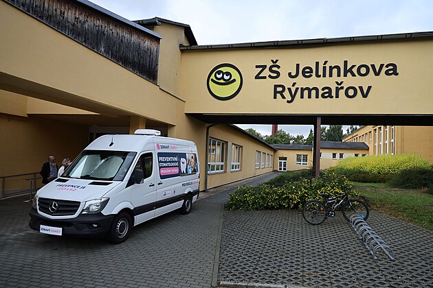 Dentobus vyrazil za d�tmi. Pod�v� se jim na zoubky
