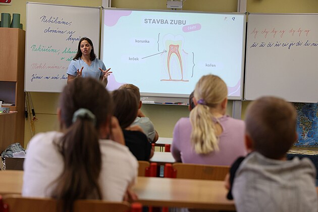 Dentobus vyrazil za d�tmi. Pod�v� se jim na zoubky