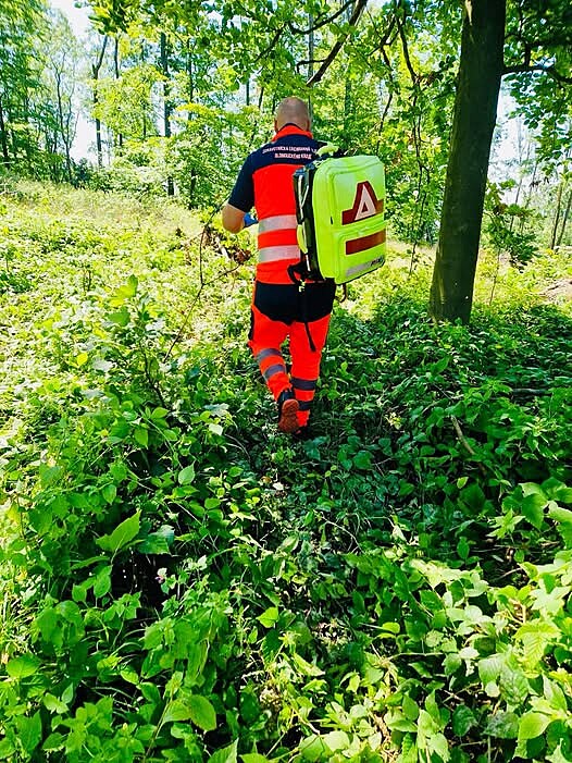 Záchraná zasahuje v lese.