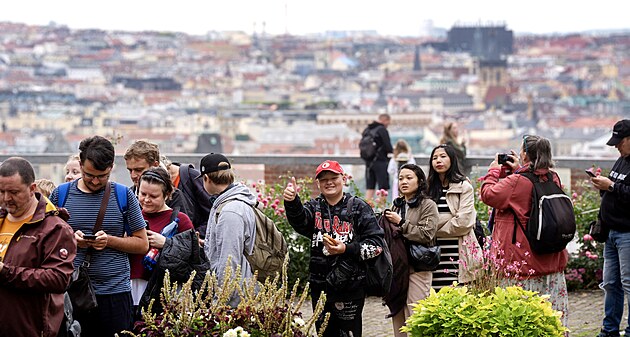 Stovky lid ekaly v od brzkho rna ve front ped vstupem do Vladislavskho...