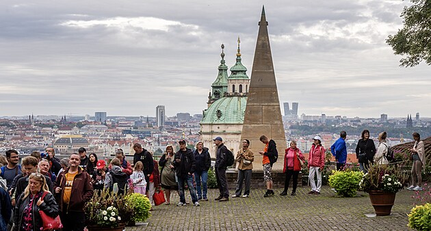 Stovky lid ekaly v od brzkho rna ve front ped vstupem do Vladislavskho...