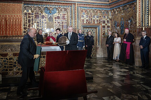 Klnci vyzvedli z Korunn komory svatovtsk katedrly korunovan klenoty....