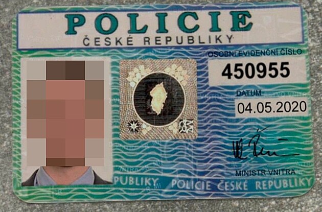 Falený sluební prkaz policisty, který ukázali kybermejdi pi podvodu. (10....