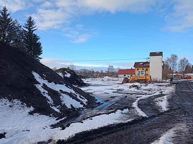 Podle inspekce dé splachuje ze skládky nebezpené látky do Volarského potoka.