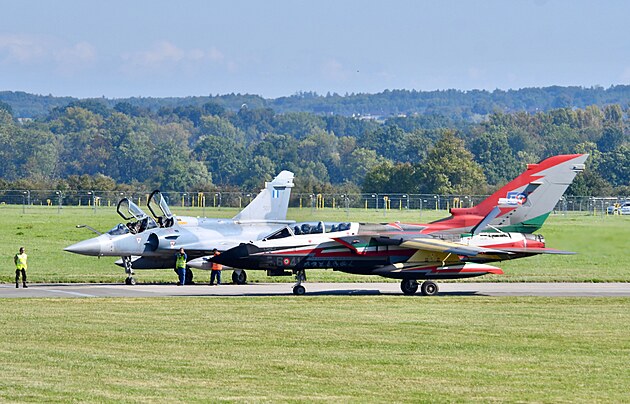 ecký Mirage 2000 a italský letoun Tornado na akci Dny NATO 2025 v Ostrav.