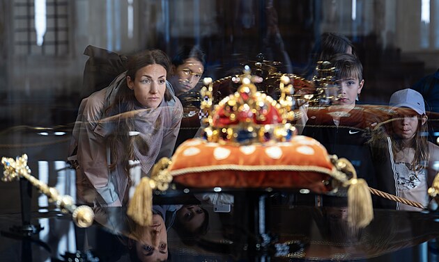 Na Praskm hrad probhlo slavnostn zahjen vstavy eskch korunovanch...