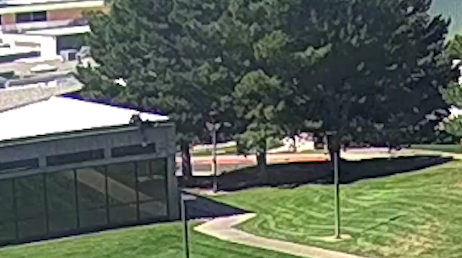 Skáče ze střechy a prchá. FBI ukázala video střelce na Kirka. Vance převezl rakev