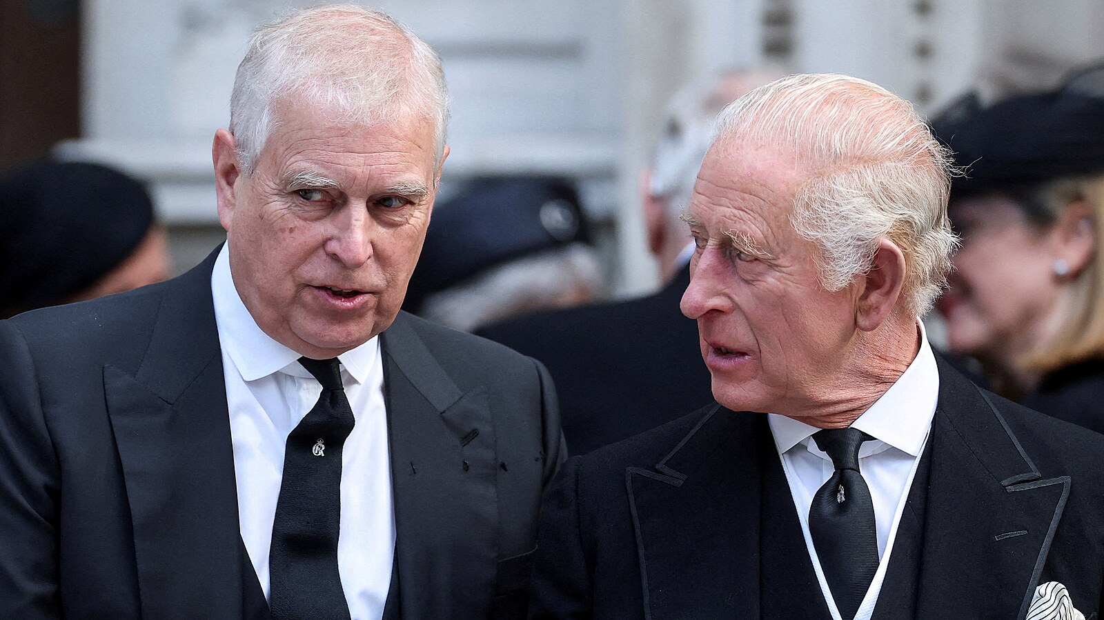 Žádné tituly! A vystěhuj se! Král Karel III. potrestal bratra kvůli Epsteinovi