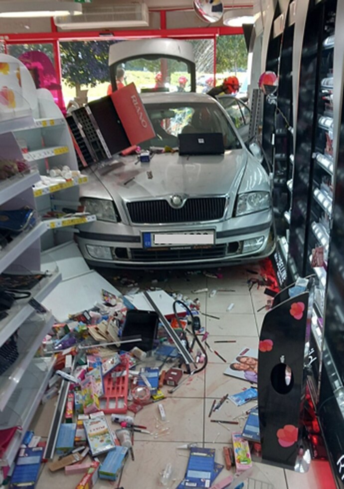 Krátce p�ed úterním polednem vlétlo auto p�ímo do prodejny v Letovicích na...