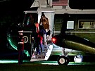 Donald Trump v helikopté�e Marine One p�istává ve Washingtonu. (19. zá�í 2025)