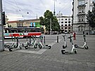 Sdlen elektrokolobky Lime, zaparkovan v centru Brna. Odtud jim i kvli...