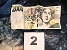 Platba padlanou dvoutiscovou bankovkou v prodejn rychlho oberstven...