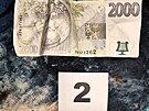Platba padlanou dvoutiscovou bankovkou v prodejn rychlho oberstven...