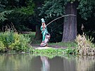 Vodnka, kter nov hld rybnk v parku v Uniov, vyezal slovensk ezb...