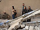 Palestinci prohlí�ejí �kody na míst� izraelských útok� v Gaze. (15. zá�í 2025)