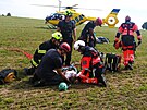 Na louce mladou enu lkai stabilizovali a pak ji vrtulnk transportoval do...