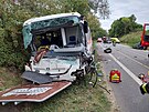 Na silnici I/35 u Cerekvice nad Lounou dolo k nehod autobusu a osobnho...