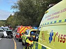 Na silnici I/35 u Cerekvice nad Lounou dolo k nehod autobusu a osobnho...