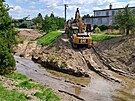 Stavebn firma se pustila do bagrovn koryta ky Rusavy v Holeov. Mstn...