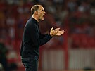 Kou� Anglie Thomas Tuchel burcuje své sv��ence b�hem utkání se Srbsem.