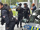 Policist zasahuj v prask Kri, vyjednvaj s muem zavenm v byt. (14....