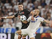 Patrik Schick (vlevo) z Leverkusenu a Pantelis Hatzidiakos z Kodan v tvrdém...