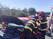 Jihomoravtí hasii se potýkají s následky nehody osobního automobilu s...