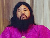 óko Asahara. Do australské pustiny se vydal i slepý vdce sekty, i kdy pod...