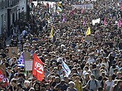 Desítky a� stovky tisíc lidí po celé Francii vy�ly do ulic protestovat proti...