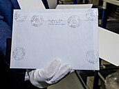 Jií Kesan z oddlení fond nestátní provenience a archivních sbírek ukazuje...