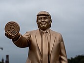 P�ed Kapitolem se objevila zlatá socha Donalda Trumpa, která dr�í bitcoin. (17....