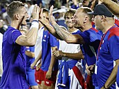 Jií Leheka slaví s týmem vítzství v daviscupovém utkání proti Spojeným...