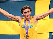 �védský ty�ka� Armand Duplantis slaví na mistrovství sv�ta v Tokiu p�ekonání...
