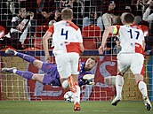 Slávistický gólman Jindich Stank chytá penaltu v zápase Ligy mistr proti...