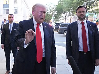 Donald Trump a J.D. Vance p�ed restaurací ve Washingtonu (9. zá�í 2025)