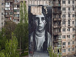 Nást�nná malba, která znázor�uje dívku, na obytné budov� v okupovaném...