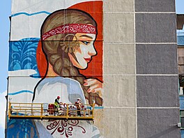 Um�lci malují nást�nnou malbu na bytovém dom� v okupovaném Mariupolu. (7....