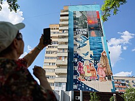 Nástenná malba na bytovém dom� v okupovaném Mariupolu. (7. �ervna 2024)