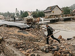 V úseku Píse�ná � Mikulovice nastal p�i povodni sesuv, �eka B�lá tak zp�etrhala...