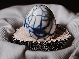 Kapka potravináského barviva a z obyejného vejce je umlecké dílo.