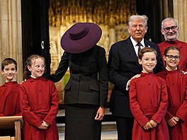 Americký prezident Donald Trump navtívil Velkou Británii. Zde se i s manelkou...