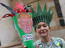 Skupina demonstrant v Londýn protestuje proti návtv amerického prezidenta...