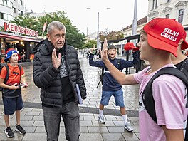 Lídr hnutí ANO Andrej Babi vyrazil mezi volie do Pardubického kraje. (10....