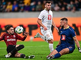 Hradecký gólman Adam Zadra�il zasahuje proti spar�anskému úto�níkovi Albionu...