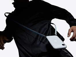 Apple poutko p�es rameno k iPhonu