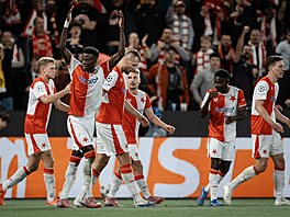 Slávisté slaví druhý gól Youssoupy Mbodjia do branky Bödo/Glimt v zápase Ligy...